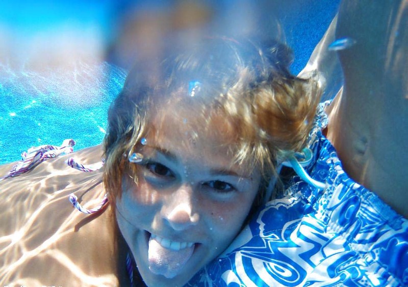 Сучка играет с членом под водой 10 фотография