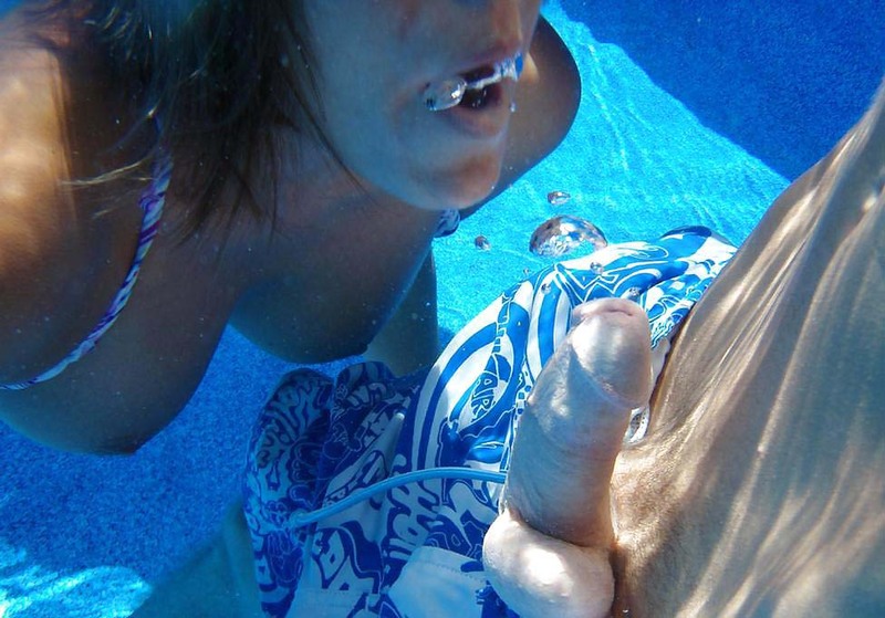 Сучка играет с членом под водой 9 фотография