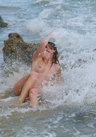 Молоденькая цыпочка отдыхает на море голенькая 8 фото
