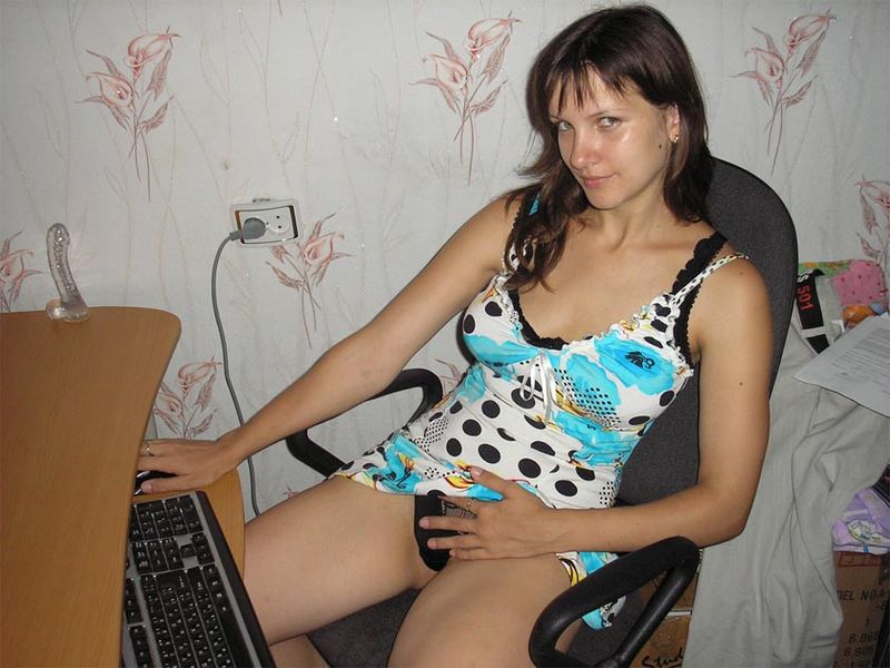 Бикса мастурбирует у компьютера секс игрушкой 1 фотография