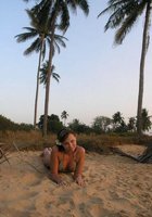 Чертовка лежит на песке в леопардовом купальнике 5 фотография