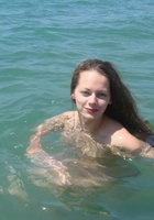Нудистка купается в море нагишом 10 фото