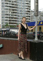 Светлана гуляет в Крылатском без трусов 4 фото