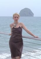 Привлекательная Аннет получает загар на океанском побережье 3 фотография