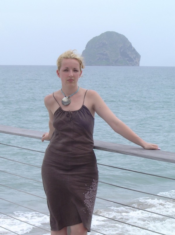 Привлекательная Аннет получает загар на океанском побережье 3 фотография