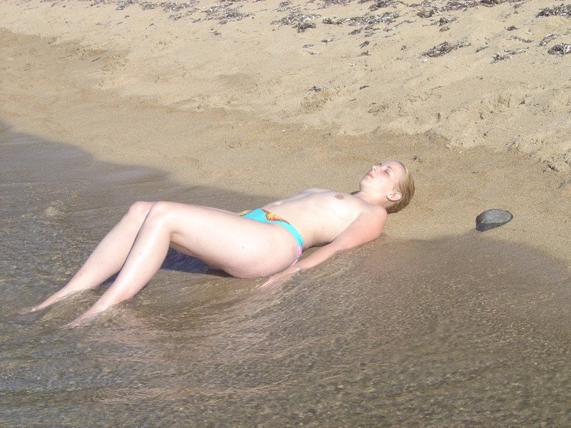 Привлекательная Аннет получает загар на океанском побережье 13 фотография