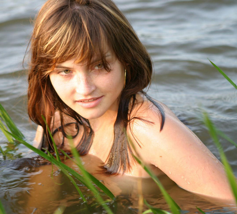 Голенькая красотка хочет поплавать по озеру на лодке 12 фотография