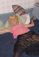Рыжая бестия с блондинистыми дредами оголила себя в спальне 9 фото