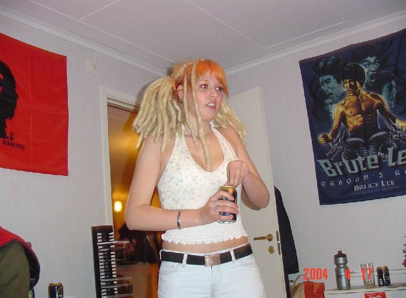 Рыжая бестия с блондинистыми дредами оголила себя в спальне 1 фотография