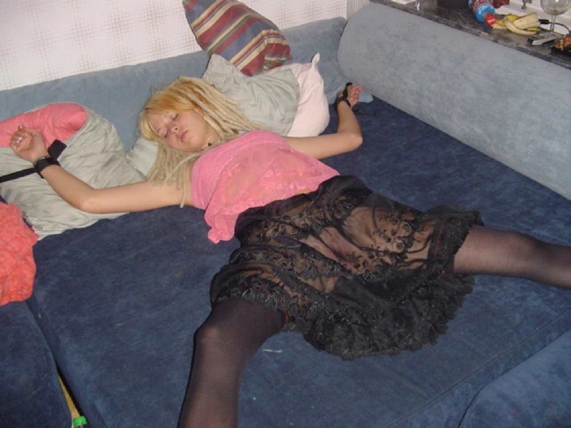 Рыжая бестия с блондинистыми дредами оголила себя в спальне 10 фотография