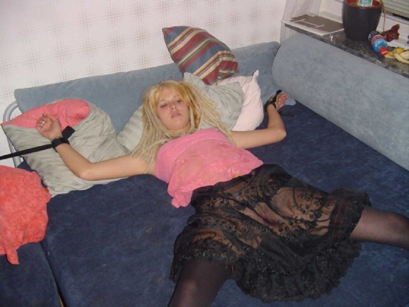 Рыжая бестия с блондинистыми дредами оголила себя в спальне 9 фотография