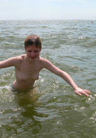 Девятнадцатилетняя Алёна голышом купается в море 15 фото