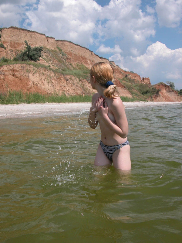 Девятнадцатилетняя Алёна голышом купается в море 18 фотография