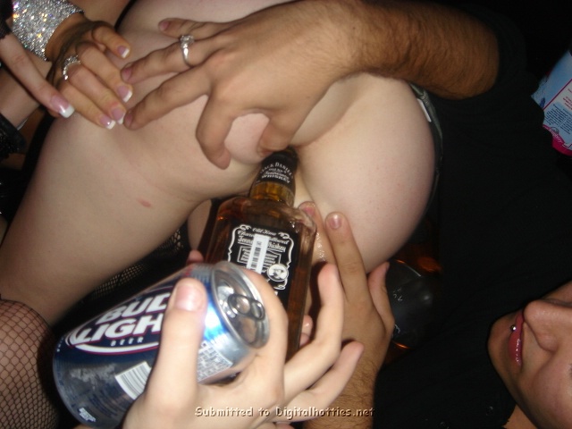 На вечеринке девке засунули бутылку вискаря в очко 24 фотография