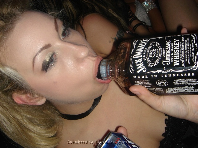 На вечеринке девке засунули бутылку вискаря в очко 27 фотография