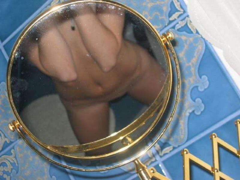 Замечательная бэйба делает интимные селфи у зеркала 7 фотография