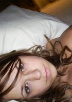 Молодая подружка заигрывает в кровати с сожителем 15 фото