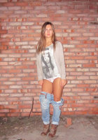 Неотразимая Ангелина сняла джинсы и показала писю на стройке 3 фото