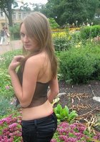 Сексапильная миледи разделась в ботаническом саду 3 фото