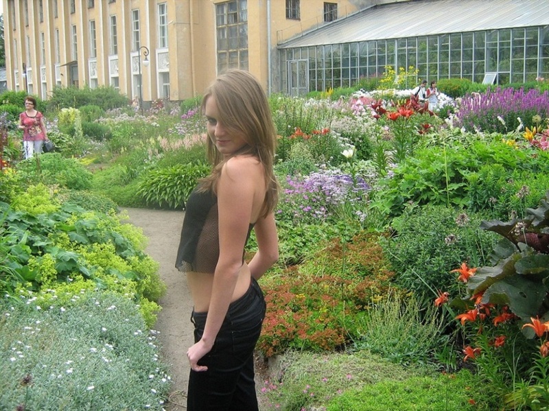 Сексапильная миледи разделась в ботаническом саду 2 фотография