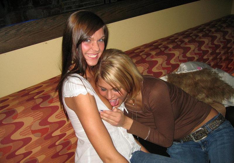 Лесбиянка с подругой собрались играть с любимым самотыком 5 фотография