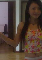 Молоденькая азиаточка в ванной стоит в одном белье 2 фото