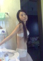 Молоденькая азиаточка в ванной стоит в одном белье 4 фото