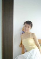 Молоденькая азиаточка в ванной стоит в одном белье 5 фото