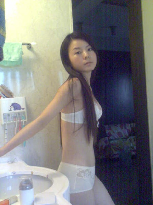 Молоденькая азиаточка в ванной стоит в одном белье 4 фотография