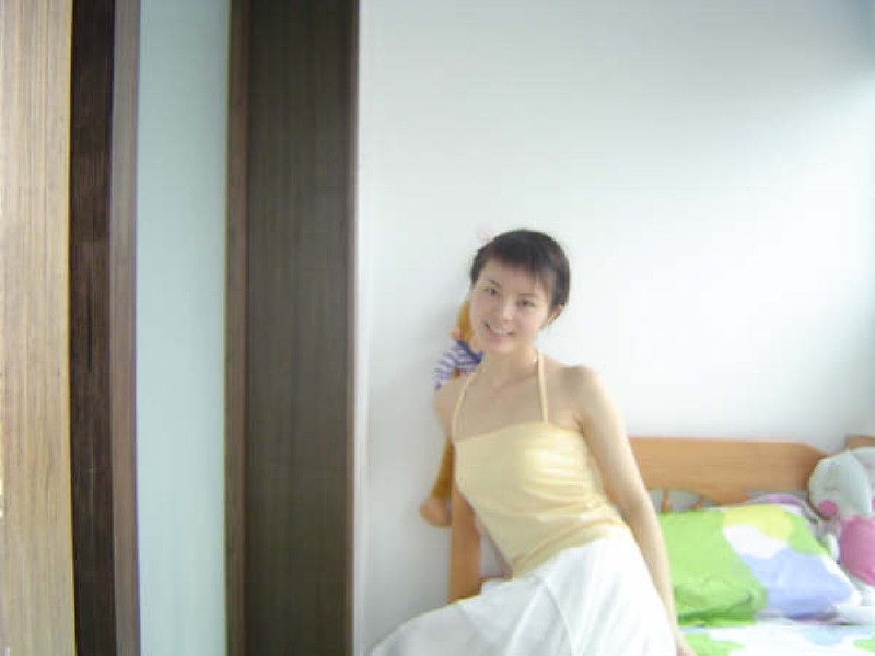 Молоденькая азиаточка в ванной стоит в одном белье 5 фотография