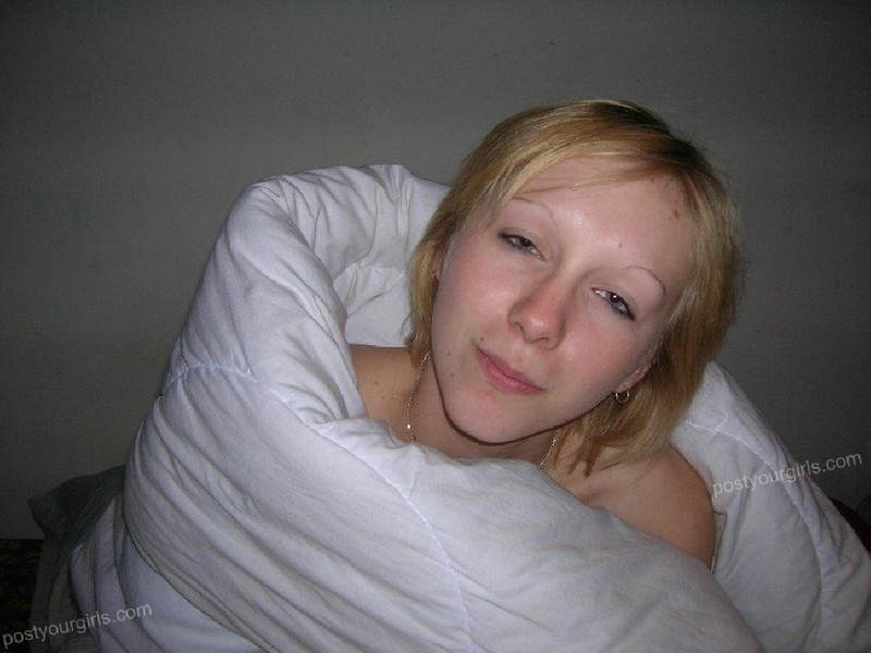 Сексуальная крошка показывает горячее тело лежа в кровати 1 фотография
