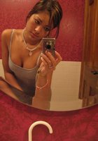 Милая азиатка делает частные селфи в ванной комнате 8 фотография