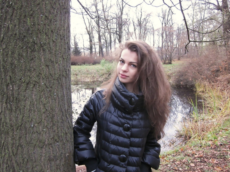 Голая Кристина гуляет в Питерском парке 16 фотография