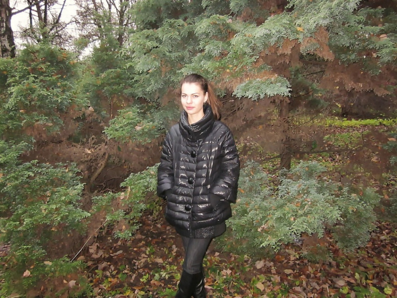 Голая Кристина гуляет в Питерском парке 17 фотография