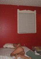 Цыпочка скидывает с себя полотенце в спальне 7 фото