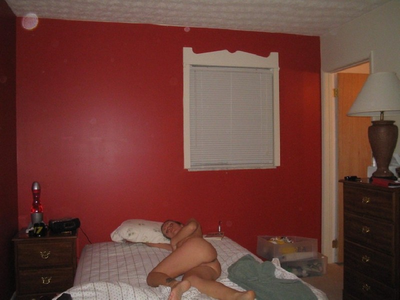 Цыпочка скидывает с себя полотенце в спальне 7 фотография