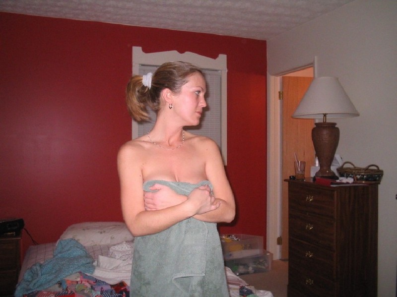 Цыпочка скидывает с себя полотенце в спальне 4 фотография
