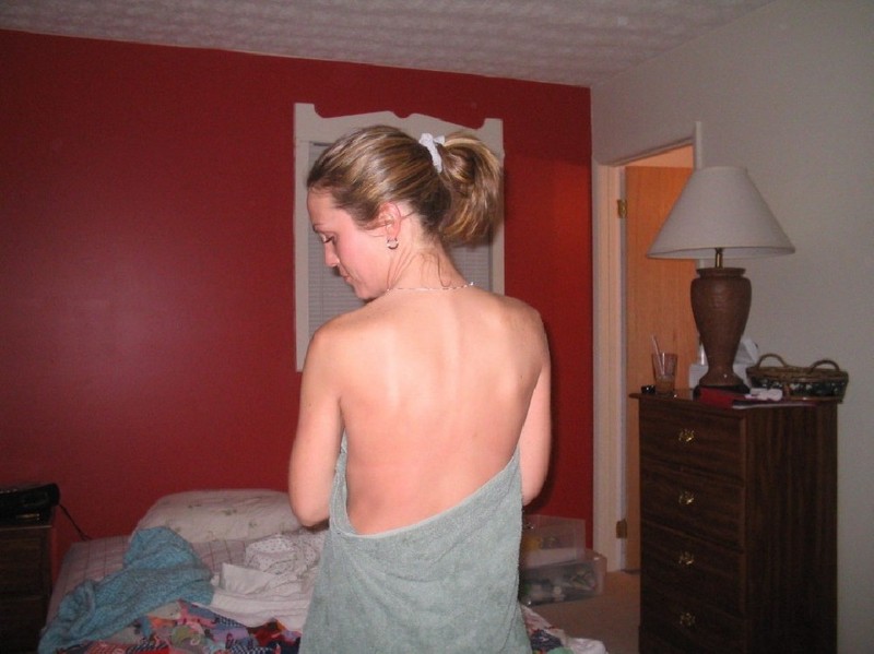Цыпочка скидывает с себя полотенце в спальне 5 фотография
