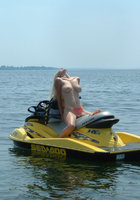 Блондиночка катается на водном мотоцикле без купальника 12 фото