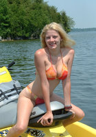 Блондиночка катается на водном мотоцикле без купальника 9 фотография
