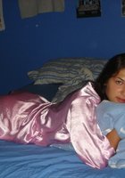 Молоденькая легла на постель в трусиках и футболке 3 фотография