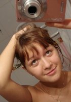 Девушка делает интимные селфи перед водными процедурами 10 фотография