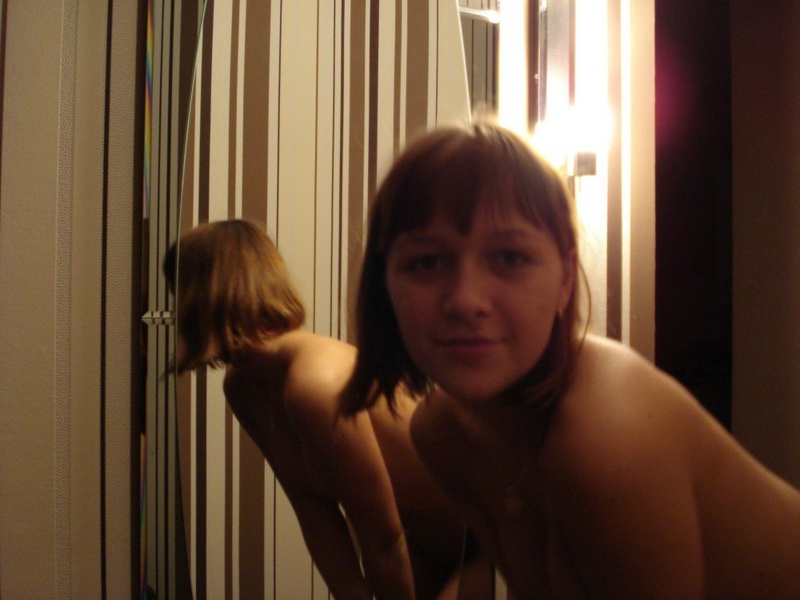Девушка делает интимные селфи перед водными процедурами 5 фотография