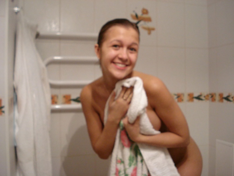 Девушка делает интимные селфи перед водными процедурами 16 фотография