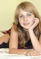 20-летняя Лизочка обнажила сисечки на кровати 1 фото