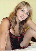 20-летняя Лизочка обнажила сисечки на кровати 3 фотография