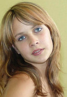 20-летняя Лизочка обнажила сисечки на кровати 7 фото