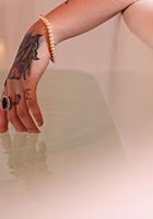 Татуированная рыжуха принимает ванну с лепестками роз 13 фотография