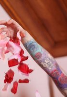 Татуированная рыжуха принимает ванну с лепестками роз 28 фото