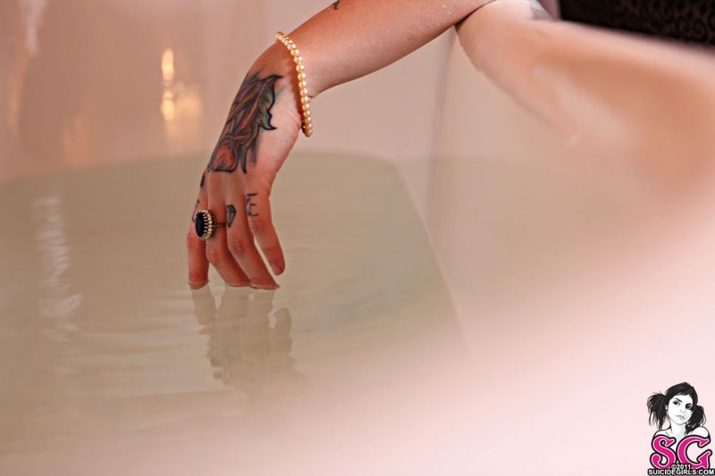 Татуированная рыжуха принимает ванну с лепестками роз 13 фотография